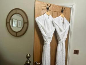 Gable Cottage - Stain- Copper Bath - Logburner