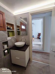 Altrove, lontano quanto basta