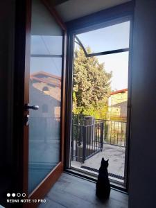 Altrove, lontano quanto basta