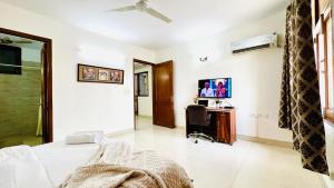 Bluo Classic 1BHK - Defence Colony Mkt