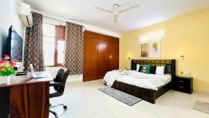 Bluo Classic 1BHK - Defence Colony Mkt
