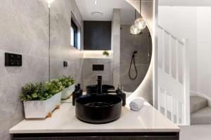 Charming Three-Story Terrace House in Pyrmont