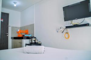Chic and Cozy Studio at Serpong Garden Apartment By Travelio