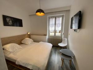 Hotels Logis Hotel-Restaurant Aux Trois Roses : photos des chambres