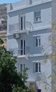 ΕΛΕΝΕΙΡ 2 Μεγάλο οροφοδιαμέρισμα στην Ερμούπολη