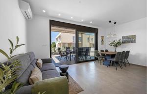 Beautiful Apartment In Brodarica 