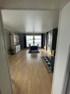Koselig hus nær sjø og fjell