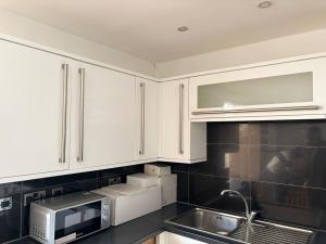 Dagenham - House - Sleeps 5 - Parking - 90WS