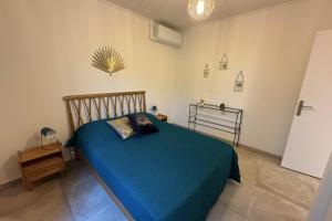 Pretty harbour house with garden