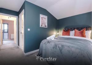 Spacious 5-bedroom Contractor House Sleeps 7 with Parking by PureStay