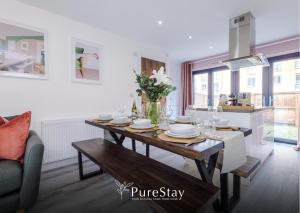 Stunning Five Bedroom Manchester House with Free Parking By PureStay Short Lets & Serviced Accommodation