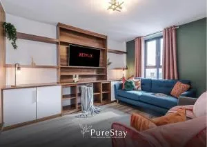 Stunning Five Bedroom House By PureStay Short Lets & Serviced Accommodation Manchester with Free Parking - Moston