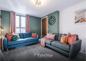 Spacious 5-bedroom Contractor House Sleeps 7 with Parking by PureStay