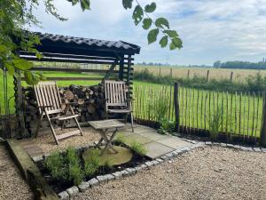 Verblijf bij Femke met weids uitzicht & Tuintje