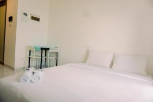 Minimalist and Nice Studio at Sky House Alam Sutera Apartment By Travelio