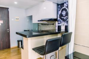 Comfort and Warm Studio at Serpong Greenview Apartment By Travelio