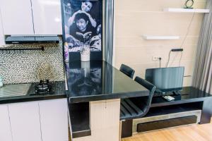 Comfort and Warm Studio at Serpong Greenview Apartment By Travelio