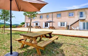Maisons de vacances Beautiful Home In Mejannes-Le-Clap : photos des chambres