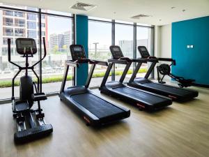 Modern Elegance in a Cosy Retreat with Balcony - Azizi Riviera