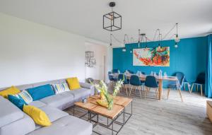 4 Bedroom Stunning Home In Cancale