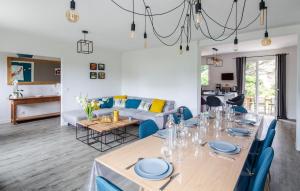 4 Bedroom Stunning Home In Cancale