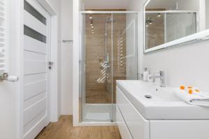 Stylish Apartment Rybacka with Parking by Noclegi Renters