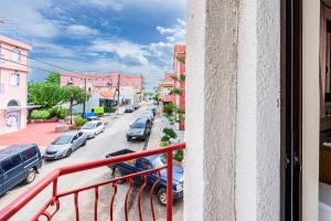 Spacious 5-Person Apartment by Alecos Studios
