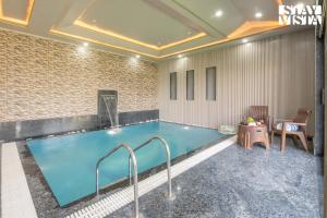 StayVista at The Binclave with Bar, Pvt Indoor Pool & Bonfire
