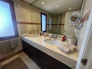 TE HUUR 2 slaapkamers FRONTLINE STRAND COMPLEX ESTEPONA