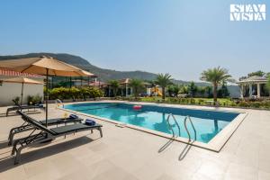 The Grand Ten by StayVista - 10BHK Pet-Friendly Cottage with Projector