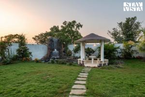 The Grand Ten by StayVista - 10BHK Pet-Friendly Cottage with Projector