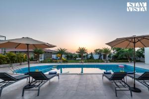 StayVista at The Grand Ten with lawn and pool - 4hvězdičkové hotely ve městě Karjat