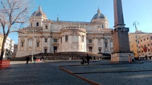 Private room by an Italian family - A unique experience close to Colosseum, the Roman Forum and Basilica Saint Mary Major