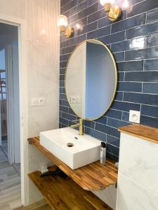 Maisons de vacances JACUZZI professionel Les pieds dans l'eau plage a 50 m : Maison 3 Chambres