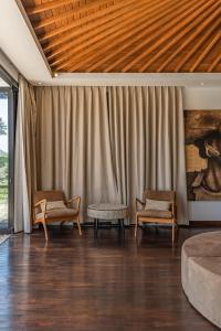 Yuko, Tropical Bliss 2BR Villa, Short Stroll to Beach