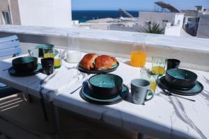 Duplex terrasse vue mer et ville, Pieds dans leau