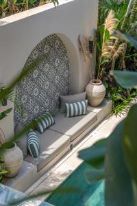 Yuko, Tropical Bliss 2BR Villa, Short Stroll to Beach