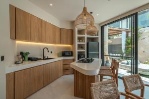 Yuko, Tropical Bliss 2BR Villa, Short Stroll to Beach