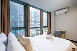 One Uptown Residence BGC 2BR Cor unit with balcony ,washer