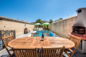 4 Bedroom Holiday Home with Private Pool