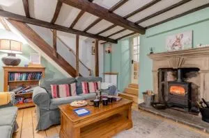 The Cottage on the Square, Wensley - Derbyshire Country Cottage. - Two Dales
