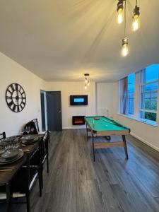 Rawson Apartments - Stylish City Centre Hideaway with 85 inch TV Cinema Room & Pool Table