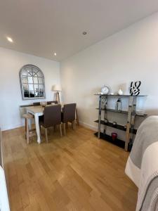 Liverpool River View City 2 Bedroom apartment, FREE parking