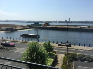 Liverpool River View City 2 Bedroom apartment, FREE parking