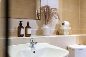 Central City Stay, 2 Bed 2 Bath, Sleeps up to 7, Netflix