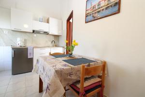 Apartments and rooms Milan 2380