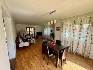 Cozy Villa with a Beautiful View, Terrace and Nature