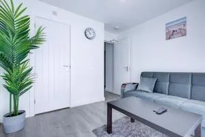 Modern 4BD Retreat: Bright & Stylish Comfort - 威克福德