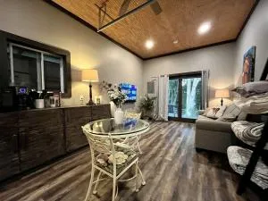 Private Secluded Barn with Comfy Interior and Fire Pit in Tennessee - 白宫