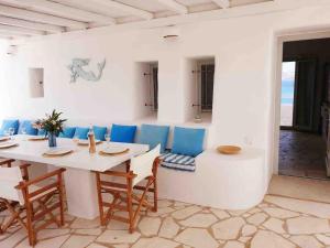 Villa by the Sea with pool Parasporos Paros 1